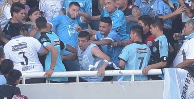 El joven que tiraron al vacío en la popular del Kempes tiene muerte cerebral