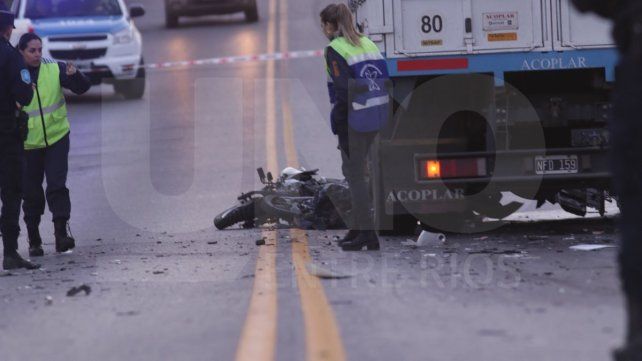 Accidente fatal en Paraná: policía murió tras chocar su moto contra un camión