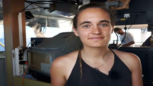 En el foco. La capitana alemana del Sea Watch en horas de navegación.