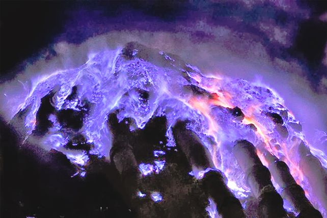 Un volcán de Indonesia escupe lava color azul