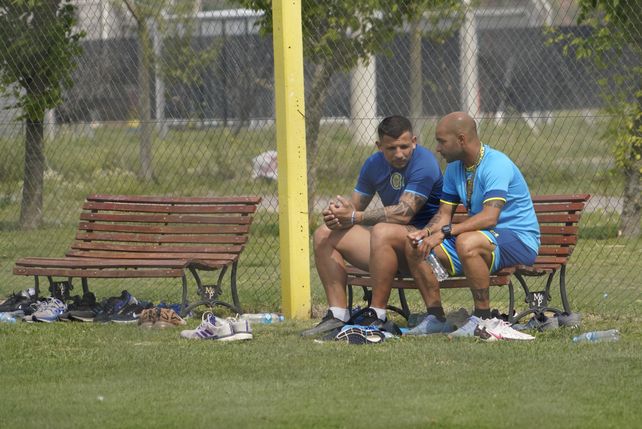 Vecchio charla con el PF Damián Hernández.