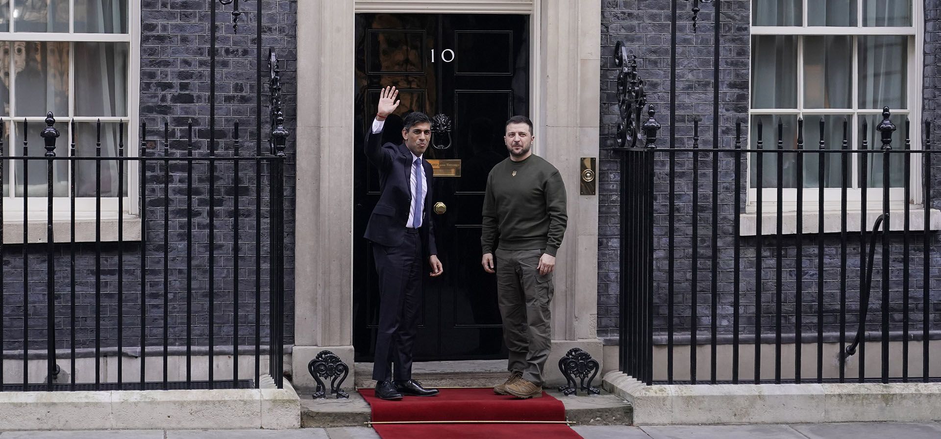 El primer ministro británico, Rishi Sunak, recibe al presidente de Ucrania, Volodymyr Zelenskyy, en Downing Street en Londres, el miércoles 8 de febrero de 2023. Es la primera visita al Reino Unido del presidente de Ucrania desde que comenzó la guerra hace casi un año. (Foto AP/Alberto Pezzal