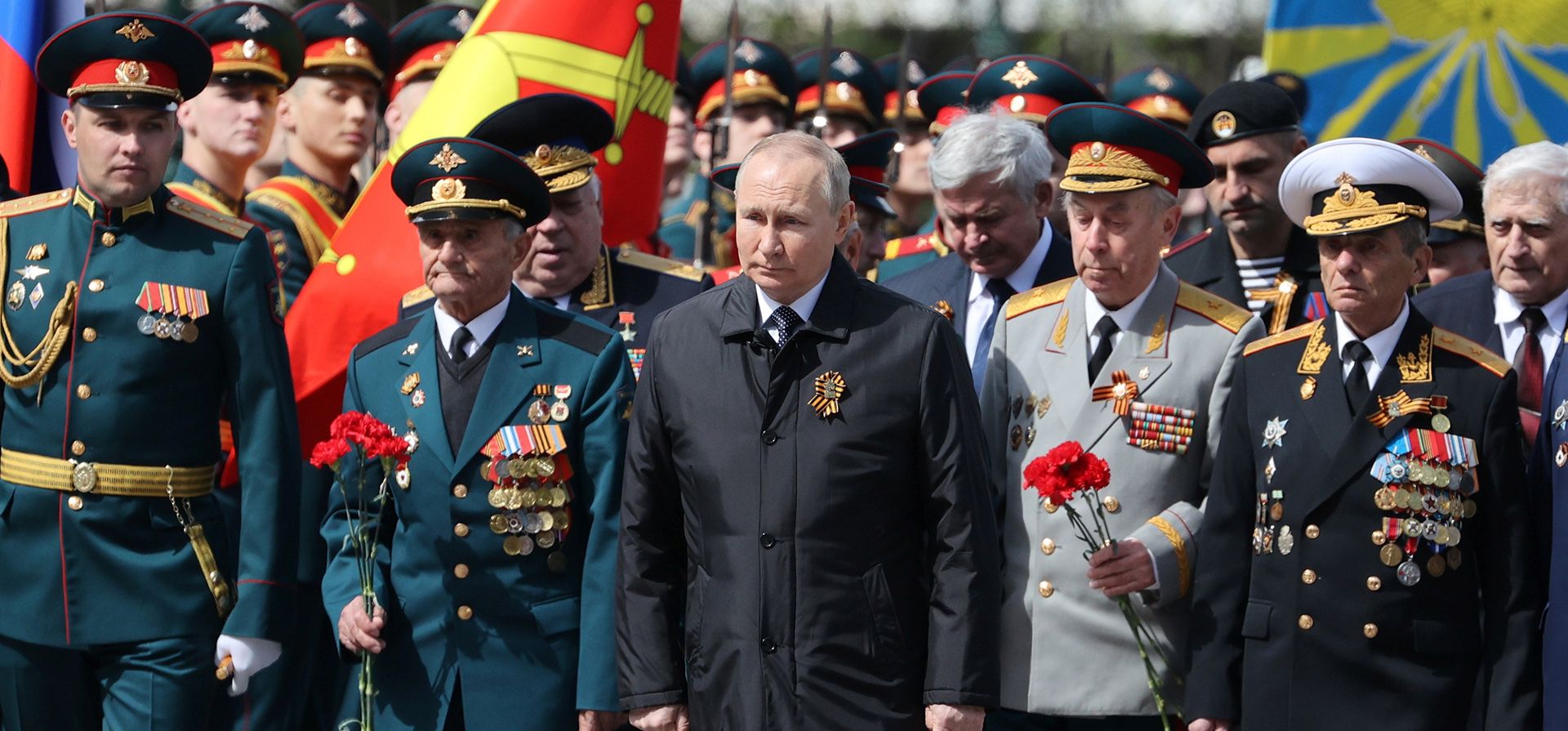 El presidente ruso, Vladimir Putin, asiste a una ceremonia de colocación de una ofrenda floral en la Tumba del Soldado Desconocido después del desfile militar que marcó el 77 aniversario del fin de la Segunda Guerra Mundial, en Moscú, Rusia, el lunes 9 de mayo de 2022.