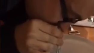 Graban a un cura irlandés aspirando cocaína en una habitación con símbolos nazis