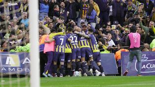 En Central todos festejan, dentro y fuera de la cancha, tras el gol de Facundo Mallo, sobre el final del clásico.