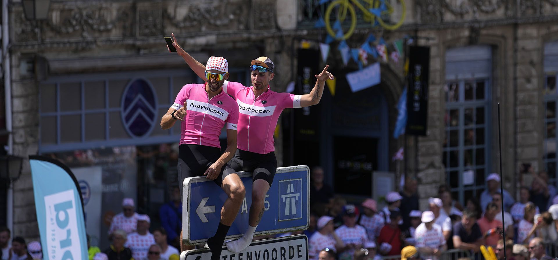 Seguidores animan a los ciclistas mientras cruzan el pueblo de Cassel durante la cuarta etapa de la carrera ciclista del Tour de Francia de 171,5 kilómetros con inicio en Dunkerque y final en Calais, Francia, el martes 5 de julio de 2022.