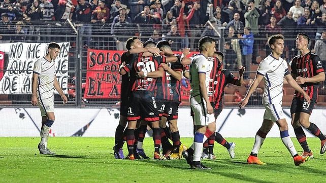 Los jugadores de Patronato festejan uno de los goles ante San Lorenzo.