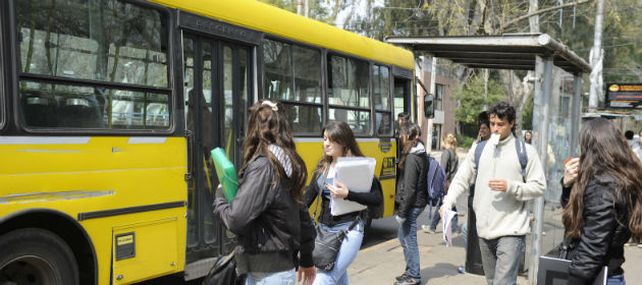 Desde mañana regirá una nueva tarifa para el transporte urbano de pasajeros. (Foto de archivo)