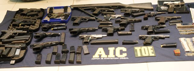 Parte del arsenal secuestrado a Lucho Cantero este martes en el barrio 17 de Agosto.