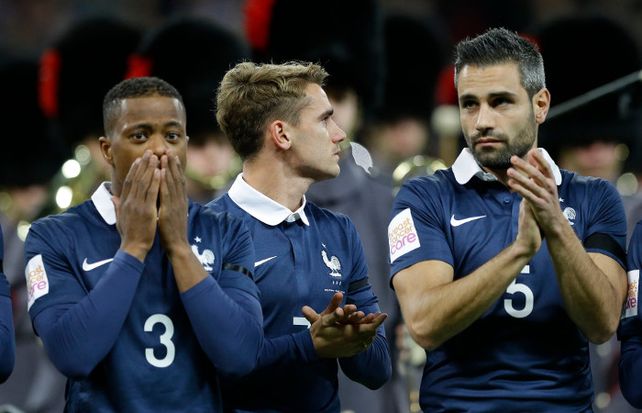 Los futbolistas franceses reaccionan tras entonar junto al público La Marsellesa.
