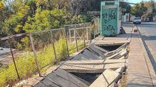 Una vereda rota del puente, un barrio en alerta