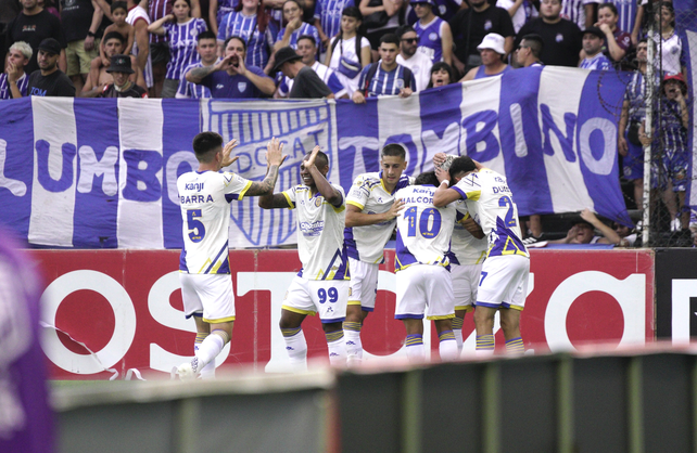 Los futbolistas de Central festejan uno de los tantos frente a Godoy Cruz en Mendoza.