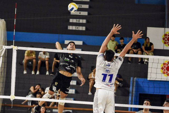 Valentino Rivero remata mientras Jeremías Sarmiento intenta bloquear. Los chicos de la Escuela cosecharon una importante victoria en el Aldo Cantoni.