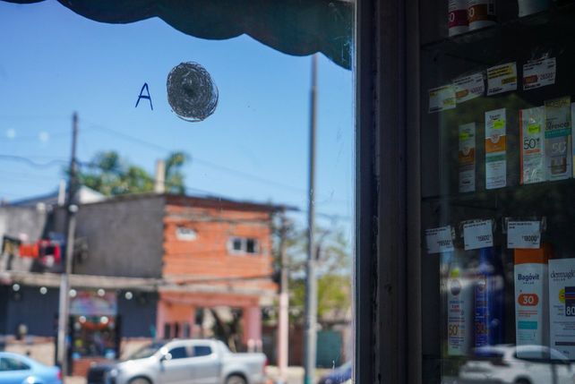 La farmacia de Empalme Graneros fue baleada el jueves a la noche La farmacia de Empalme Graneros fue baleada el jueves a la noche