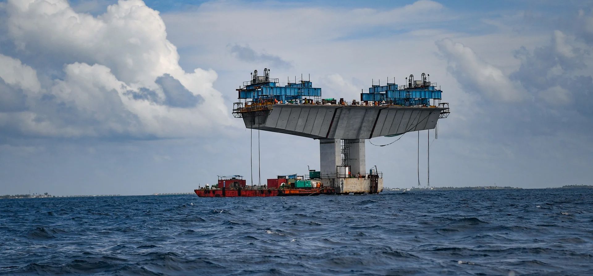 Continúan los trabajos de construcción del proyecto del puente Thilamalé, que tiene como objetivo unir la capital con las islas de Villingili, Gulhifalhu y Thilafushi, Malé, Maldivas. Fotografía: Mohamed Afrah/AFP/Getty Images Continúan los trabajos de construcción del proyecto del puente Thilamalé, que tiene como objetivo unir la capital con las islas de Villingili, Gulhifalhu y Thilafushi, Malé, Maldivas. Fotografía: Mohamed Afrah/AFP/Getty Images