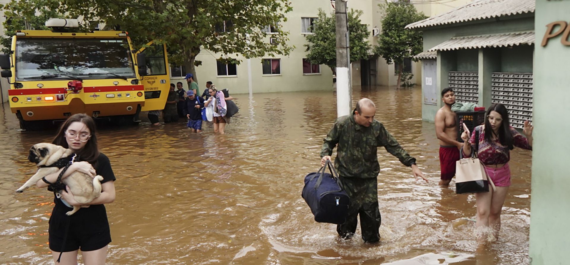 Residentes evacuan de un barrio inundado por fuertes lluvias, en Canoas, estado de Rio Grande do Sul, Brasil, el sábado 4 de mayo de 2024. (Foto AP/Carlos Macedo) Residentes evacuan de un barrio inundado por fuertes lluvias, en Canoas, estado de Rio Grande do Sul, Brasil, el sábado 4 de mayo de 2024. (Foto AP/Carlos Macedo)