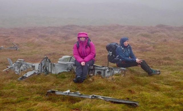 Hallazgo. Las excursionistas Pamela Aitken y Kathryn Gaffery encontraron los restos de un avión de pasajeros de hace 73 años.