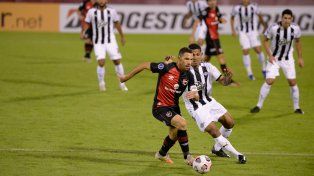 Maxi Rodríguez, en acción contra Libertad, jugó con Newells la Copa Sudamericana de 2021.