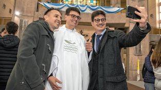 Acompañado. La ceremonia, cargada de emotividad , contó con la presencia de amigos, familiares, consagrados y la comunidad de Concepción del Uruguay.
