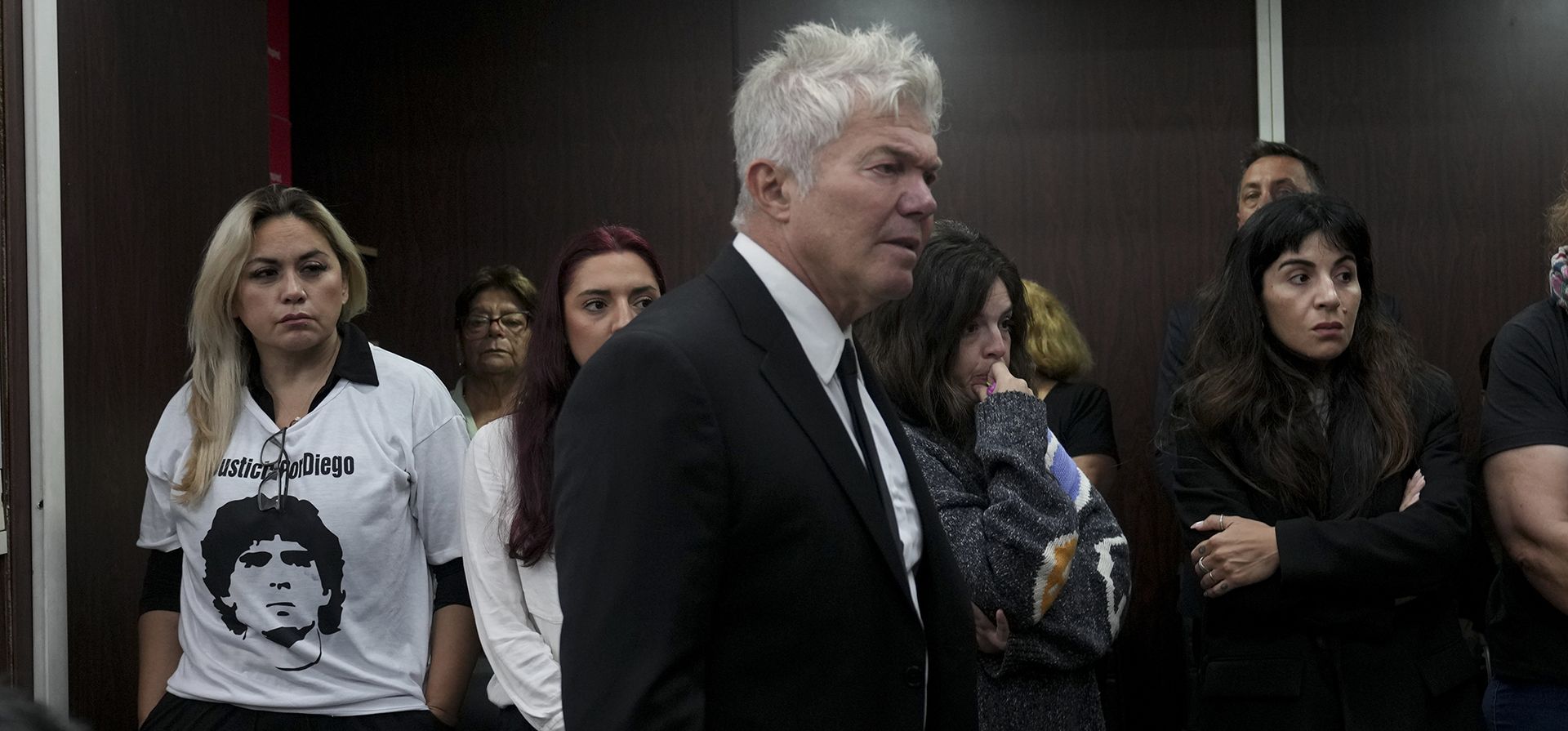 Verónica Ojeda, expareja del fallecido astro del fútbol Diego Maradona, a la izquierda, y las hijas de Maradona, Jana, Dalma y Yanina Maradona, de izquierda a derecha, comparecen ante el tribunal el primer día de un juicio por presunto homicidio por negligencia contra el equipo médico que atendió a Maradona, en San Isidro, en las afueras de Buenos Aires, Argentina, el martes 11 de marzo de 2025. (Foto AP/Natacha Pisarenko)