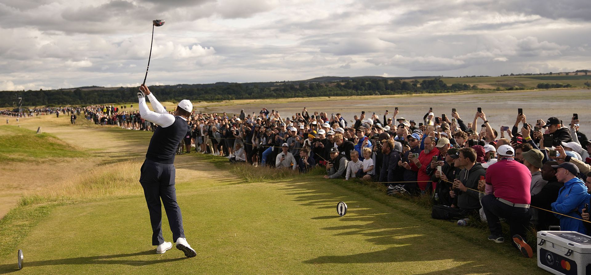 Tiger Woods, de EE. UU., juega desde el hoyo 12 durante la primera ronda del campeonato de golf del Abierto Británico en el Old Course de St. Andrews, Escocia. El Campeonato Abierto regresa a la casa del golf para celebrar la edición 150 del campeonato más antiguo de este deporte, que data de 1860 y se jugó por primera vez en St. Andrews en 1873.
