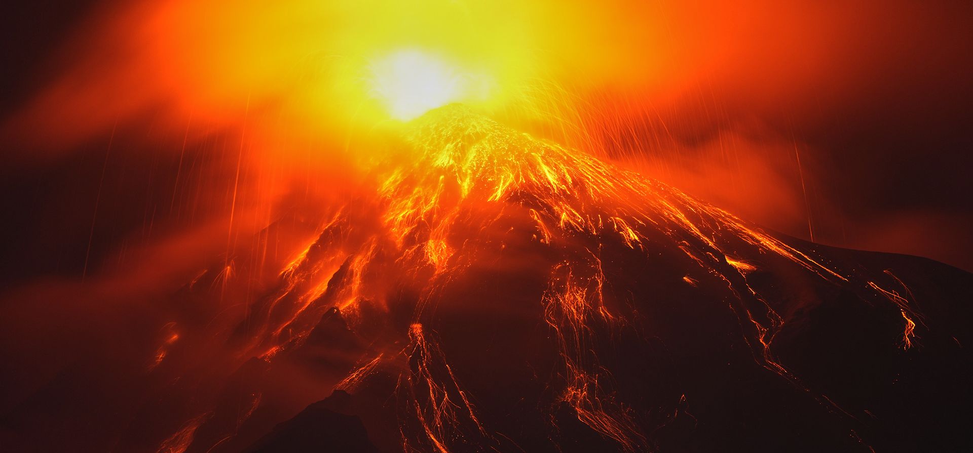Flujo de lava saliendo del cráter del volcán Fuego, visto desde San Juan Alotenango, Guatemala, el martes 4 de agosto de 2026. (Foto AP/Moises Castillo) Flujo de lava saliendo del cráter del volcán Fuego, visto desde San Juan Alotenango, Guatemala, el martes 4 de agosto de 2026. (Foto AP/Moises Castillo)