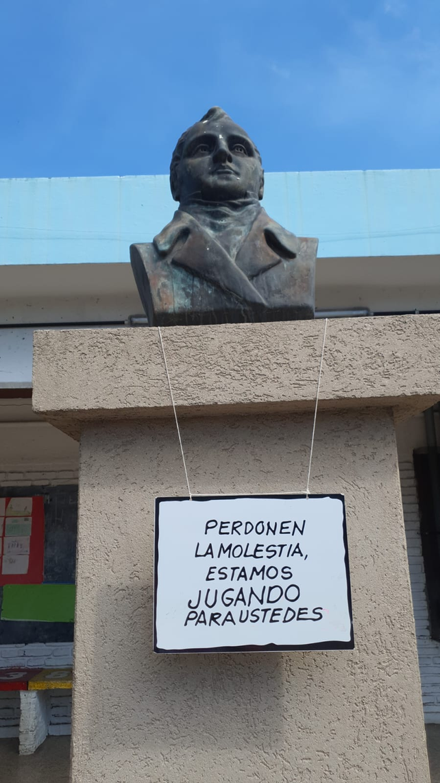 Con permiso de Manuel Belgrano en el patio de la escuela.&nbsp;