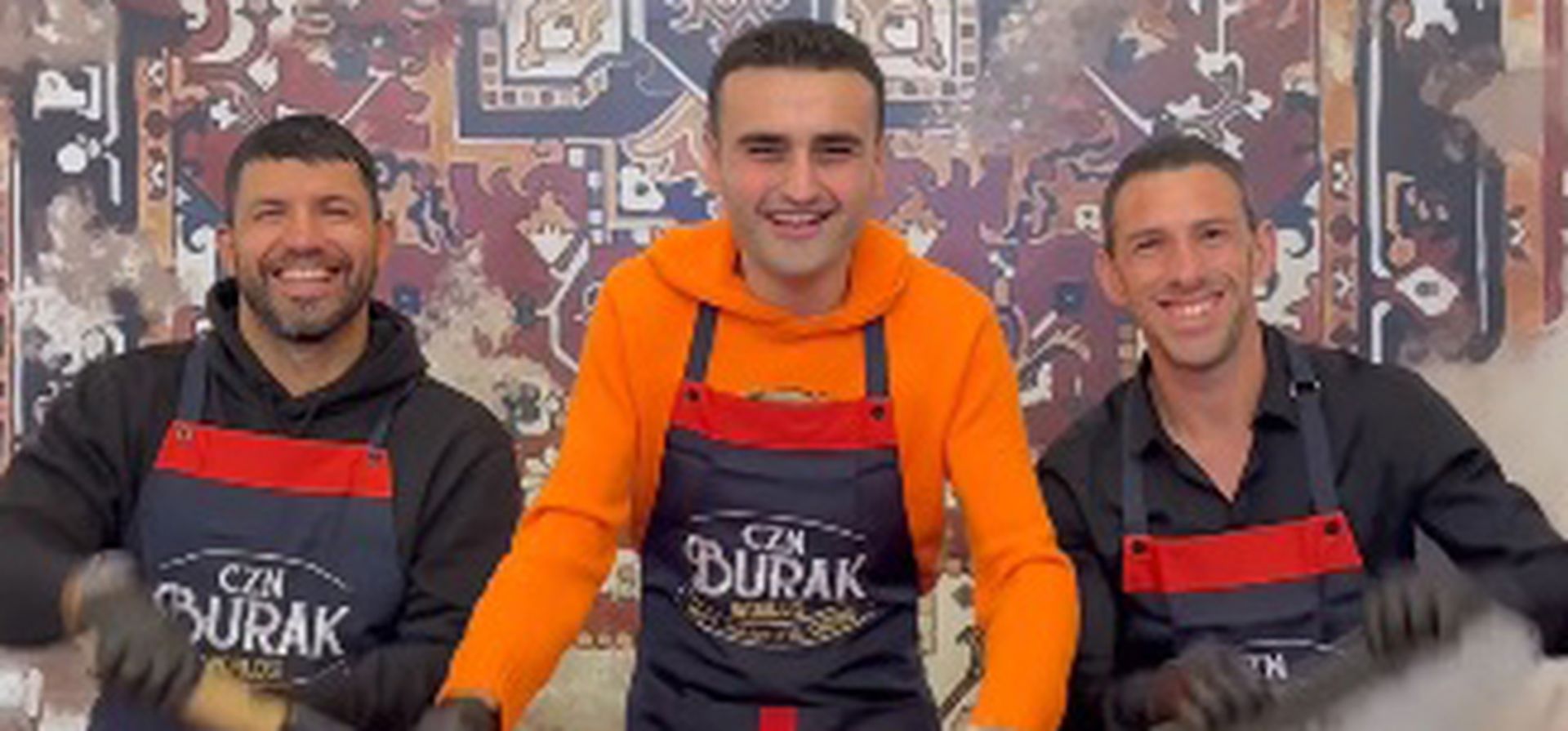 Maxi Rodríguez y el Kun Agüero, dos cocineros improvisados y un plato especial junto a un chef de lujo