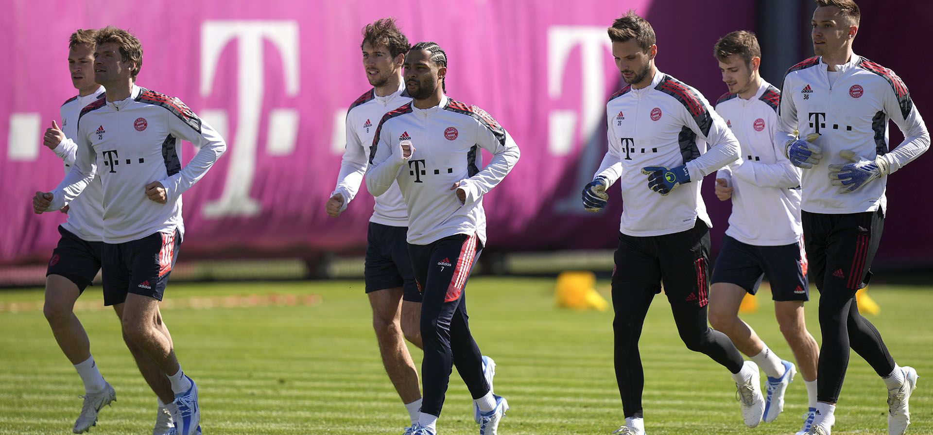 Joshua Kimmich del Bayern, de izquierda a derecha, Thomas Mueller, Lewon Goretzka, Serge Gnabry, Sven Ulreich, Josip Stanisic y Christian Fruechtl realizan ejercicios de precalentamiento durante una sesión de entrenamiento antes del partido de cuartos de final de la Liga de Campeones de vuelta entre el Bayern de Múnich y el Villareal en Múnich, Alemania.
