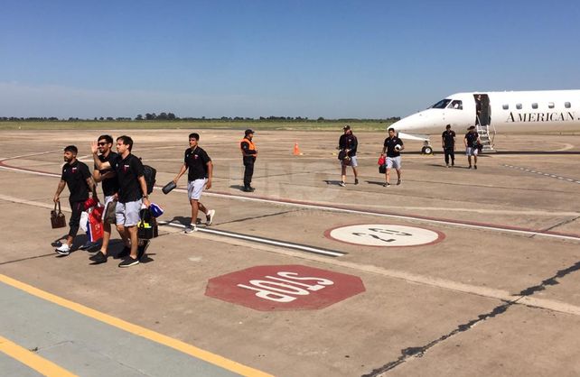 Así llegaba el plantel a Santa Fe después de llegar a la final en la Sudamericana.&nbsp;