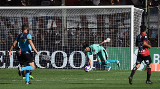 Lucas Hoyos no ofreció garantías en su vuelta al arco de Newells.