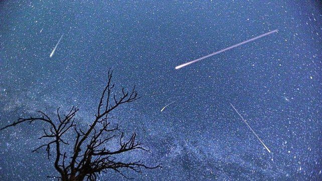 Mayo arranca con una lluvia de medio centenar de meteoritos y una Luna de flores