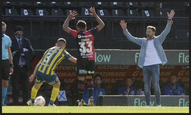Comba y El Kily hacen el mismo gesto, cada uno reclama para su lado un lateral que se le escapó a Blanco.
