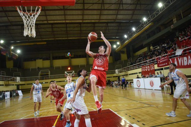 Alejandro Etorre se eleva para convertir. Provincial le ganó a San Martín de Curuzú Cuatiá en el Bonilla y avanza en la Liga Federal de básquet.