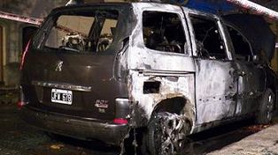 Queman auto del intendente de Santa Fe, quien atribuyó el ataque a una señal mafiosa