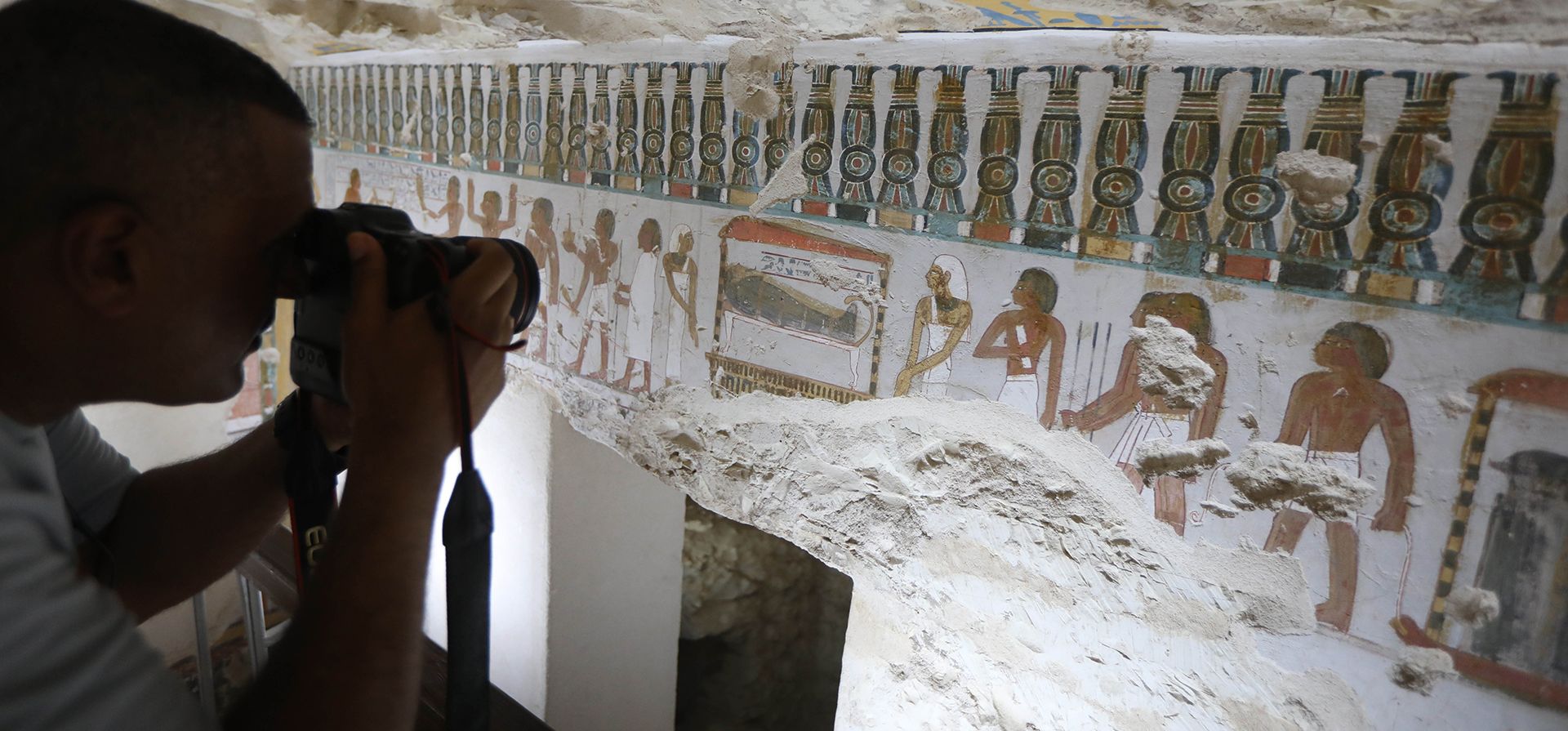 Un visitante graba en vídeo la tumba de RabuIa, portero de Amón durante la XVIII Dinastía, tras las restauraciones realizadas con la ayuda de la Fundación Zahi Hawass para el Patrimonio y las Antigüedades en Luxor, Egipto, el jueves 14 de mayo de 2026. (Foto AP) Un visitante graba en vídeo la tumba de RabuIa, portero de Amón durante la XVIII Dinastía, tras las restauraciones realizadas con la ayuda de la Fundación Zahi Hawass para el Patrimonio y las Antigüedades en Luxor, Egipto, el jueves 14 de mayo de 2026. (Foto AP)