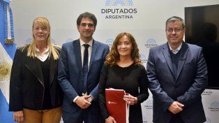 Juan Martín con sus pares Margarita Stolbizer y Germán Martínez, junto a Claudia Levin, decana de la Facultad de Derecho de la UNL.&nbsp;