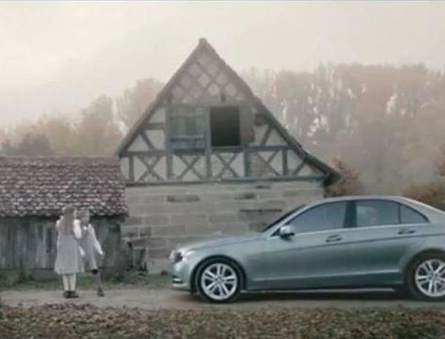 Genera polémica un comercial en que un Mercedes Benz atropella a Hitler, de niño