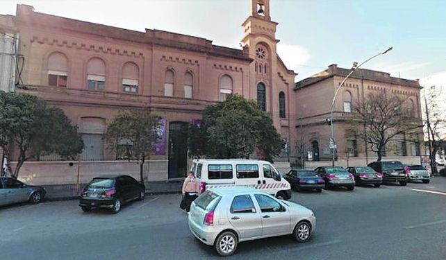 escuelas pías. El reglamento no dice que no pueda ir con el pelo corto.