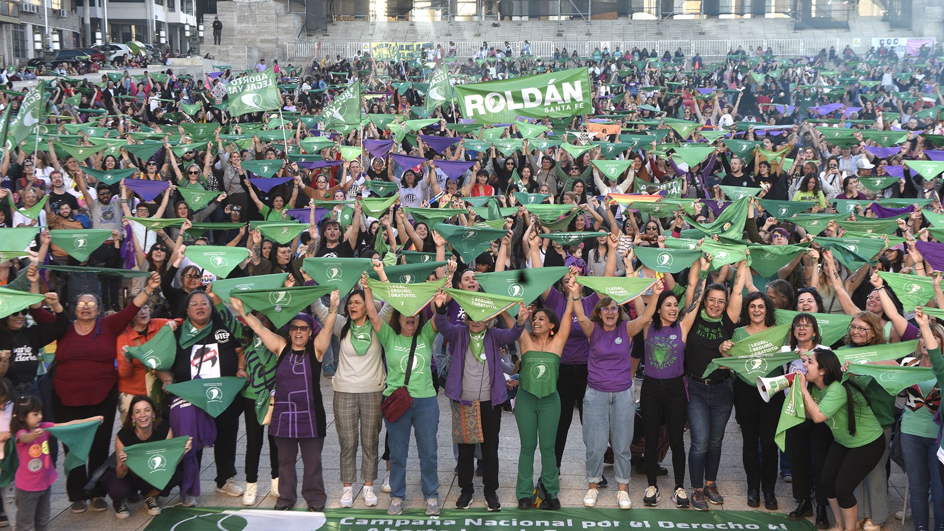 Pañuelazo verde en el Monumento: las mujeres marcharon en defensa de sus derechos