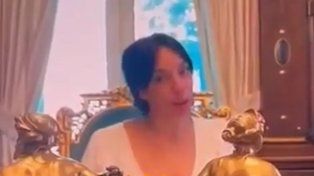 Captura del video en donde Tamara Pettinato le habla a Alberto Fernández sentada en el sillón de Rivadavia.