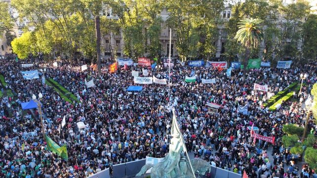 En Rosario se vivió una jornada multitudinaria en la plaza San Martín.