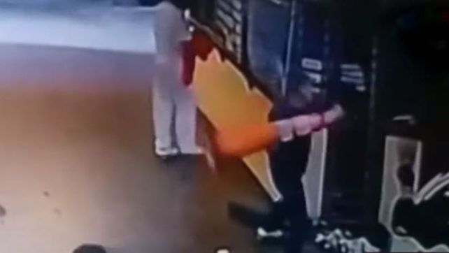 Ataque de furia: destrozó un estacionamiento por no estar de acuerdo con la tarifa
