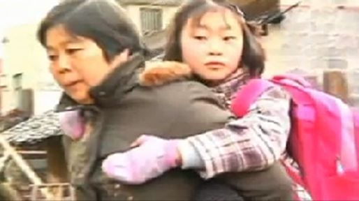 Un abuela china lleva a espaldas a su nieta al colegio a 5 kil&oacute;metros de distancia