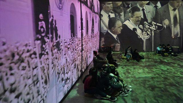 La muestra sobre un aniversario especial de la democracia será en el Galpón 11.