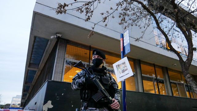 Juicio a Los Monos: policía en el techo y vecinos curiosos en el Centro de Justicia Penal