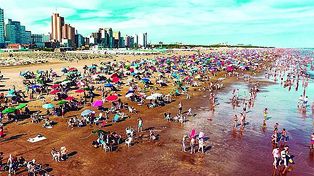 Necochea es una ciudad costera popular y que recibe gran cantidad de viajeros durante el verano.&nbsp;