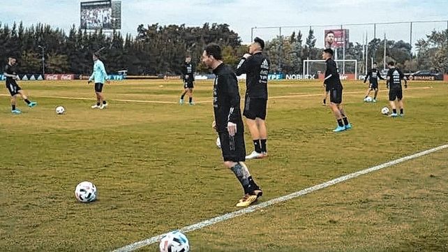 Messi entrenó junto a sus compañeros.