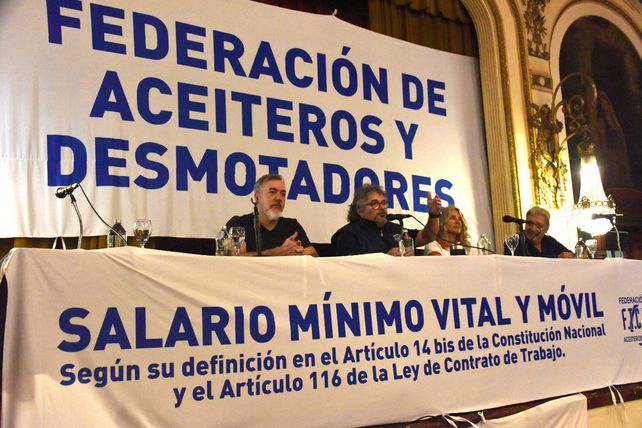 Daniel Yofra de Aceiteros, junto a Rodolfo Aguiar (ATE), María Fernanda Boriotti (Fesprosa) y Abel Furlán (UOM) advierten huelga en caso de avanzar la reforma laboral