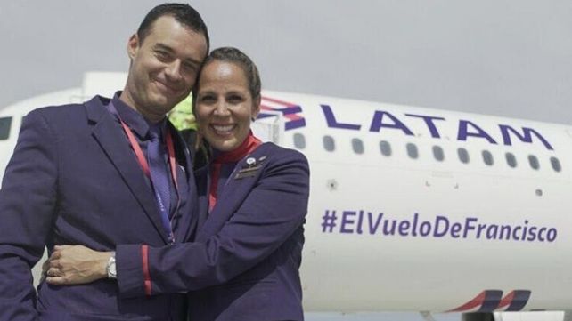 Francisco casó a dos tripulantes en pleno vuelo